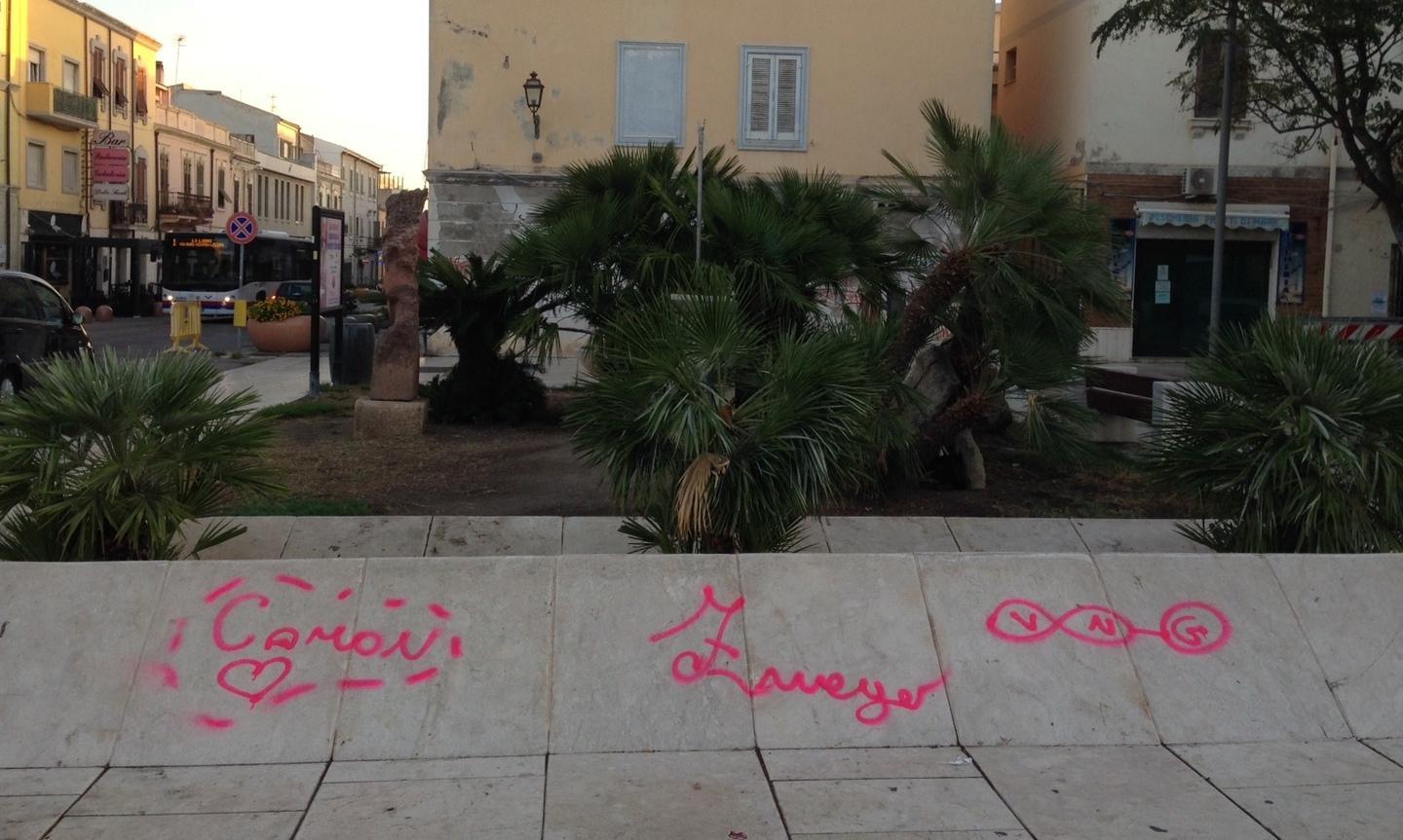 Aiuole degradate e scritte per terra