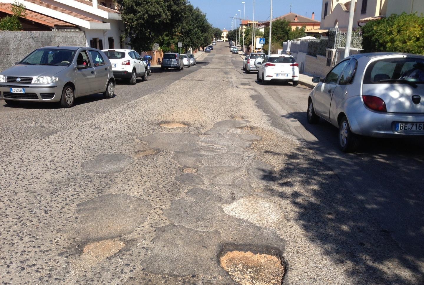 Strade disseminate di buche danni alle auto a Serra Li Pozzi