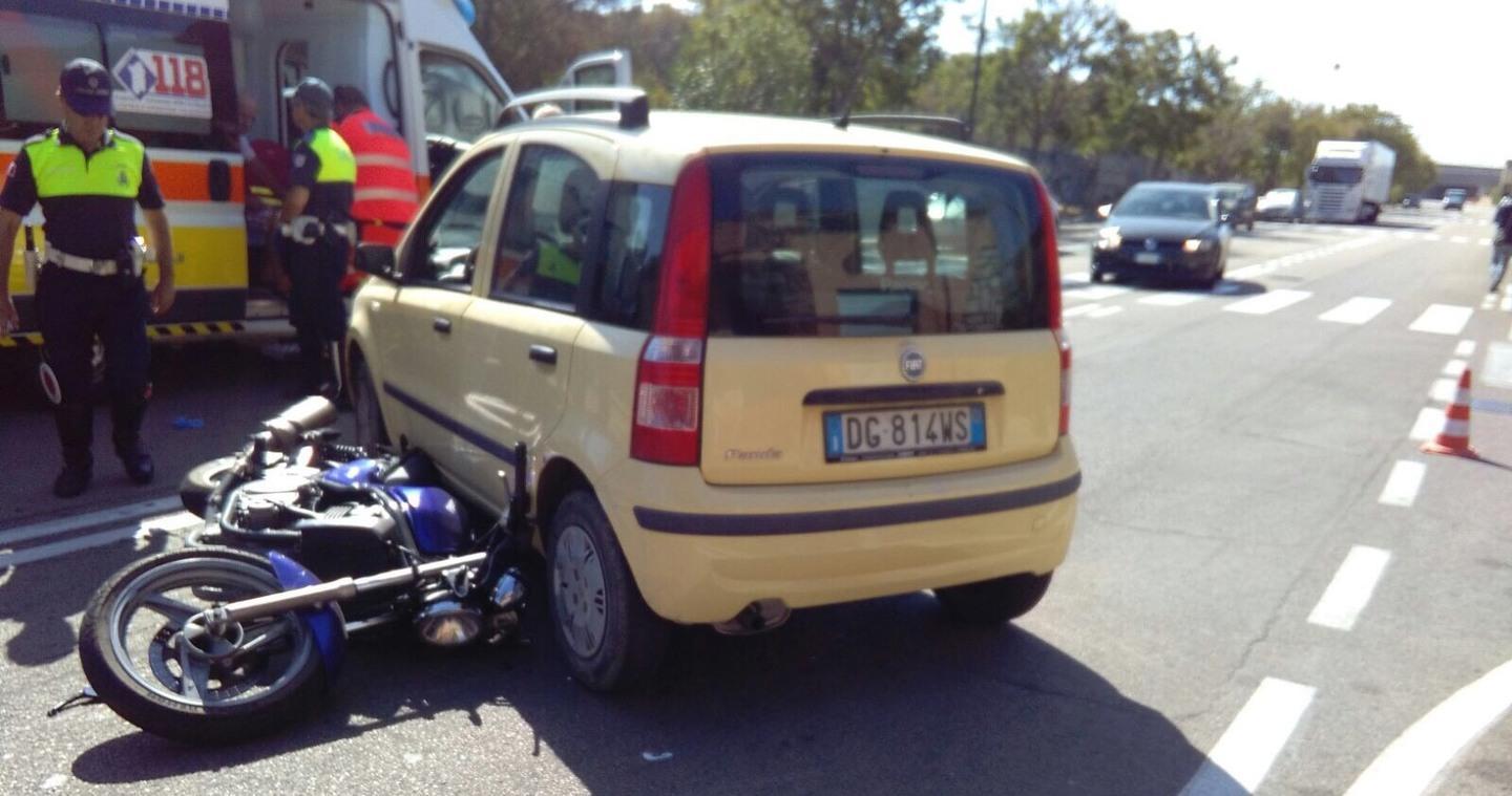Scontro tra moto e macchina, la causa è un’inversione
