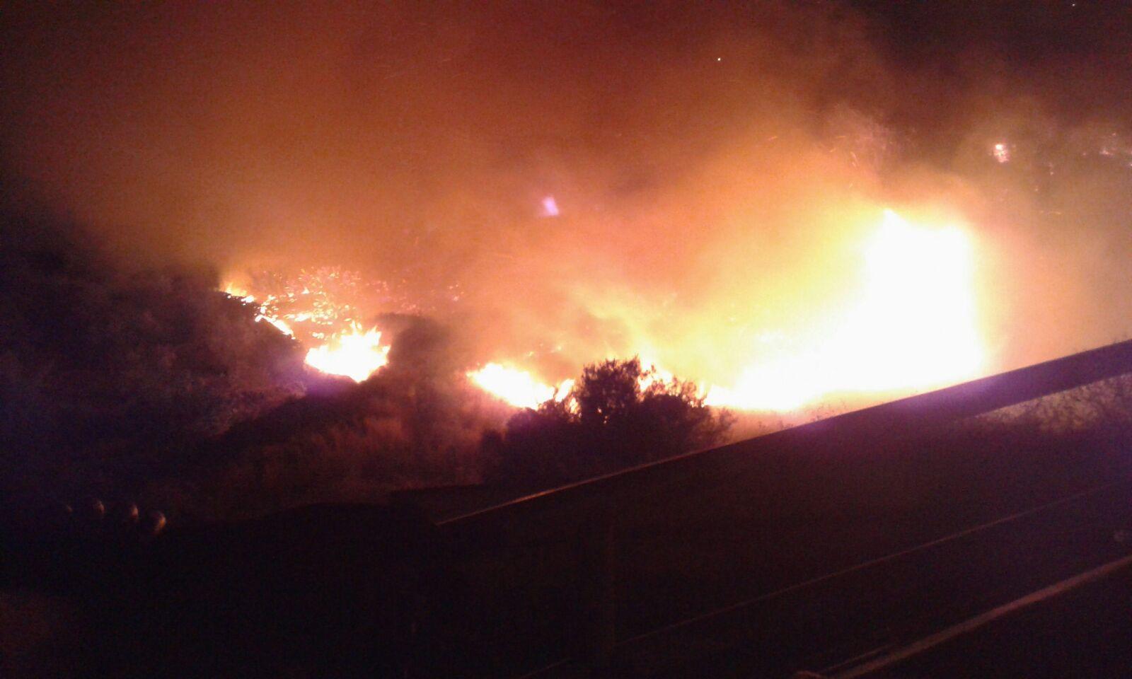 Enorme rogo nelle campagne tra Suni e Modolo