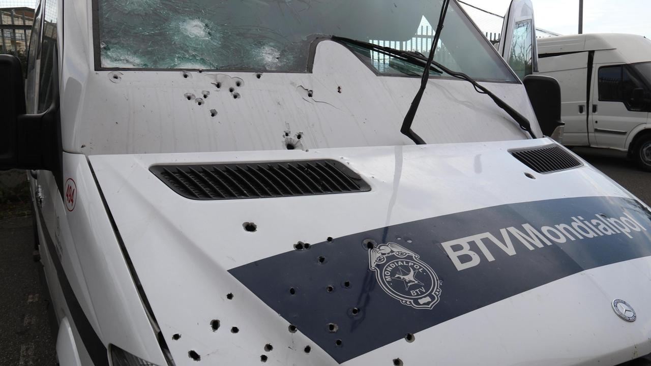 ll furgone portavalori crivellato dai colpi sparati dai banditi