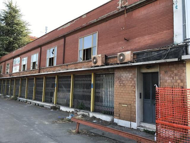 Lo stabile abbandonato in cui è stata trovata la donna