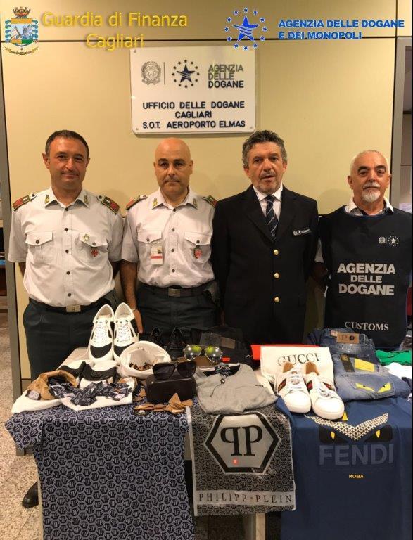 Vestiti griffati fasulli, valore 25mila euro: marocchino bloccato in aeroporto