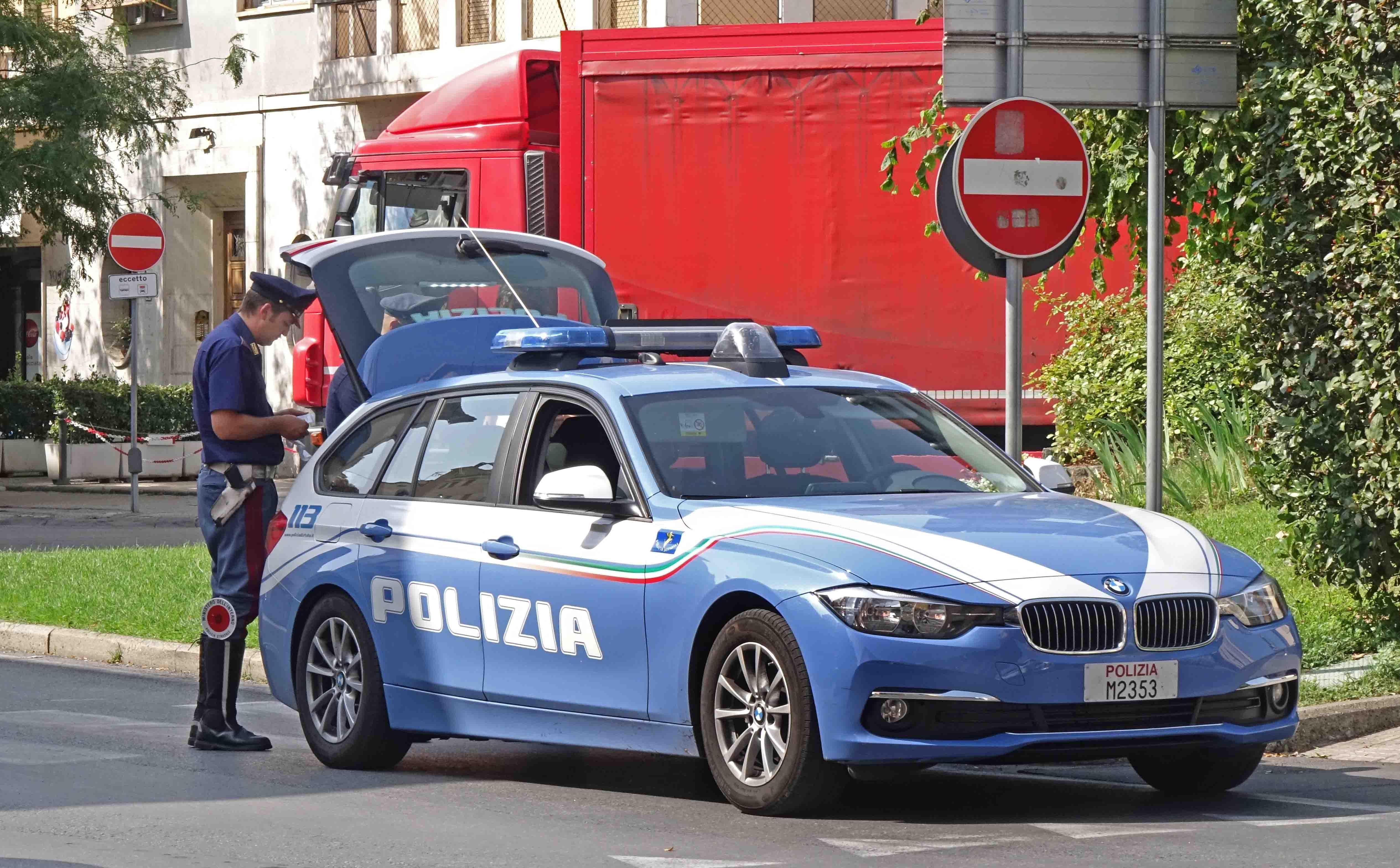 Un agente delle Volanti controlla i documenti al conducente di un mezzo pesante