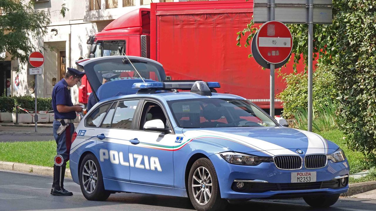 Un agente delle Volanti controlla i documenti al conducente di un mezzo pesante