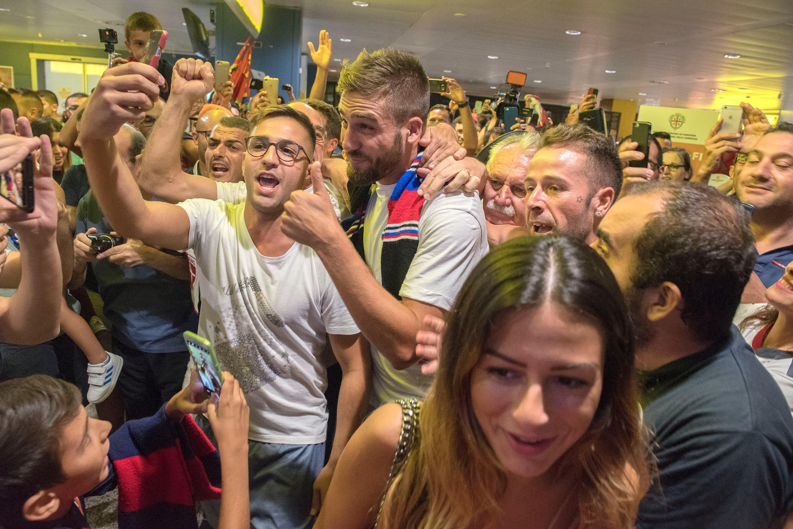 L'arrivo di Leonardo Pavoletti a Elmas (foto Mario Rosas)