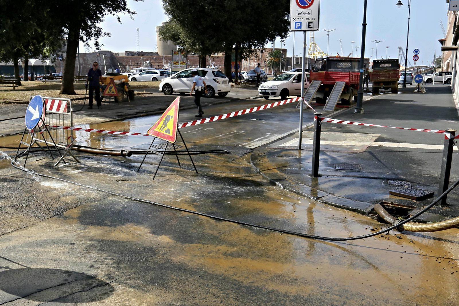 Piazza del Pamiglione, riparato il tubo rotto