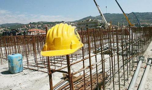 Il settore dell'edilizia è tra quelli più colpiti dal falso crollo degli infortuni sul lavoro (foto d'archivio)
