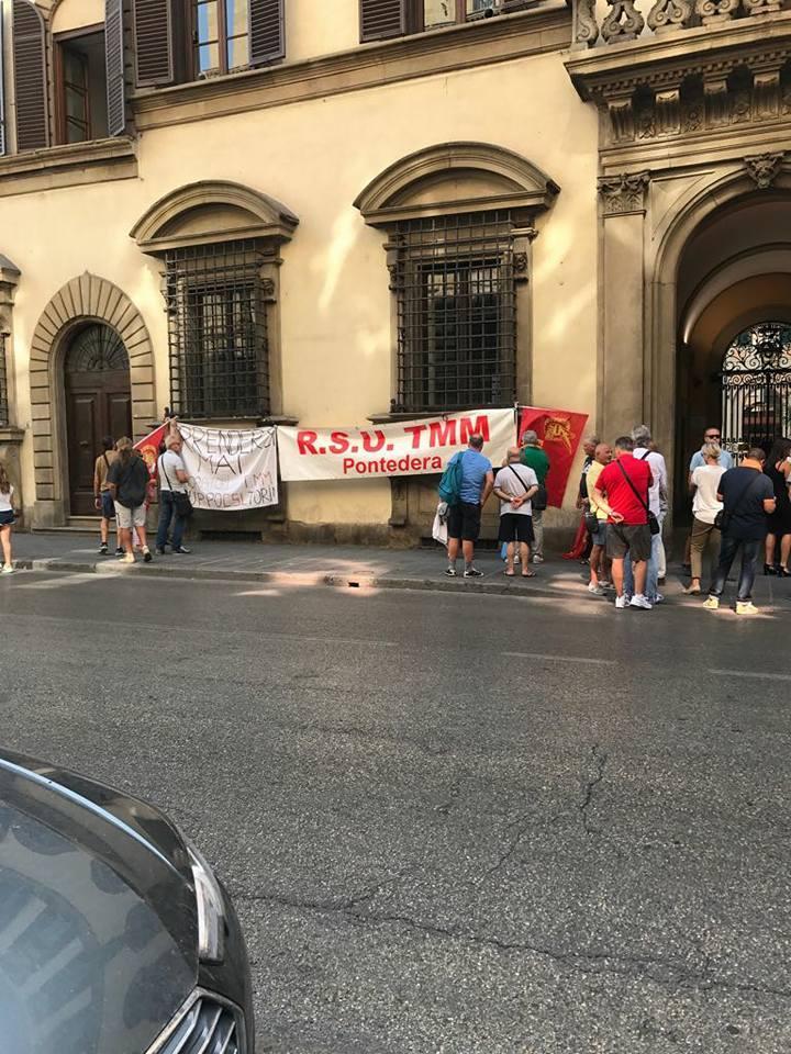 Gli operai della Tmm davanti alla sede del consiglio regionale