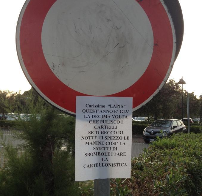 Cartello minatorio contro chi imbratta a Cecina