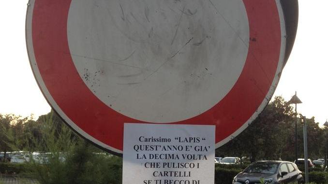 Cartello minatorio contro chi imbratta a Cecina