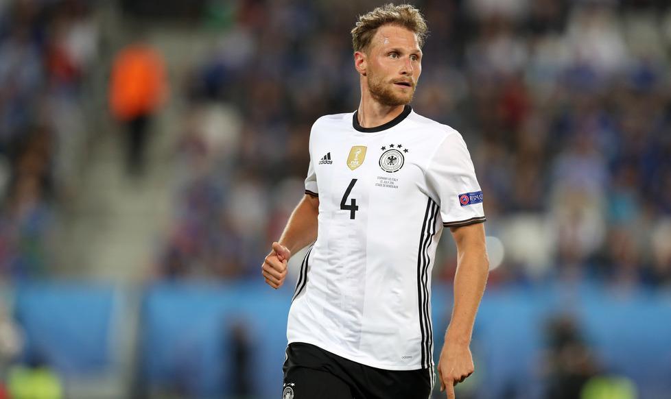 Dallo Schalke 04 arriva il difensore Howedes