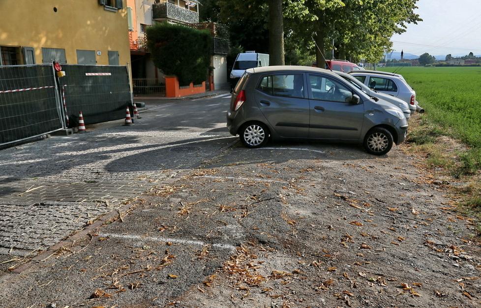 Pochi parcheggi, strisce sui marciapiedi