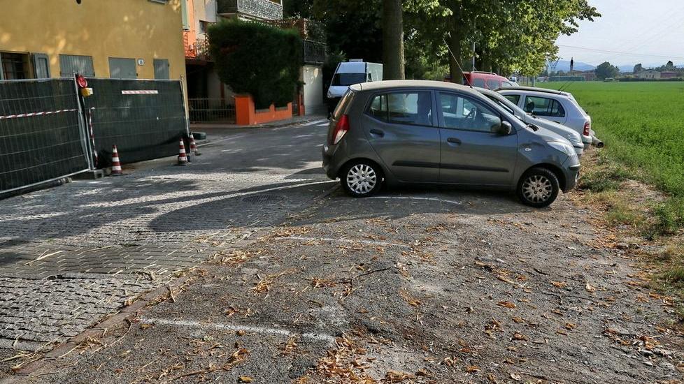 Pochi parcheggi, strisce sui marciapiedi