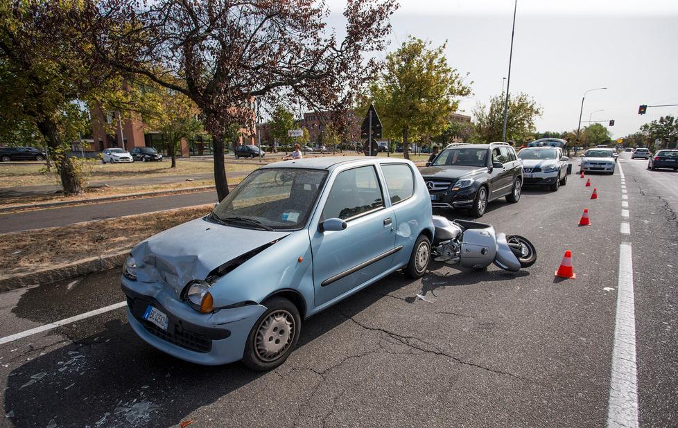 Tamponamento a catena: due scooteristi restano feriti