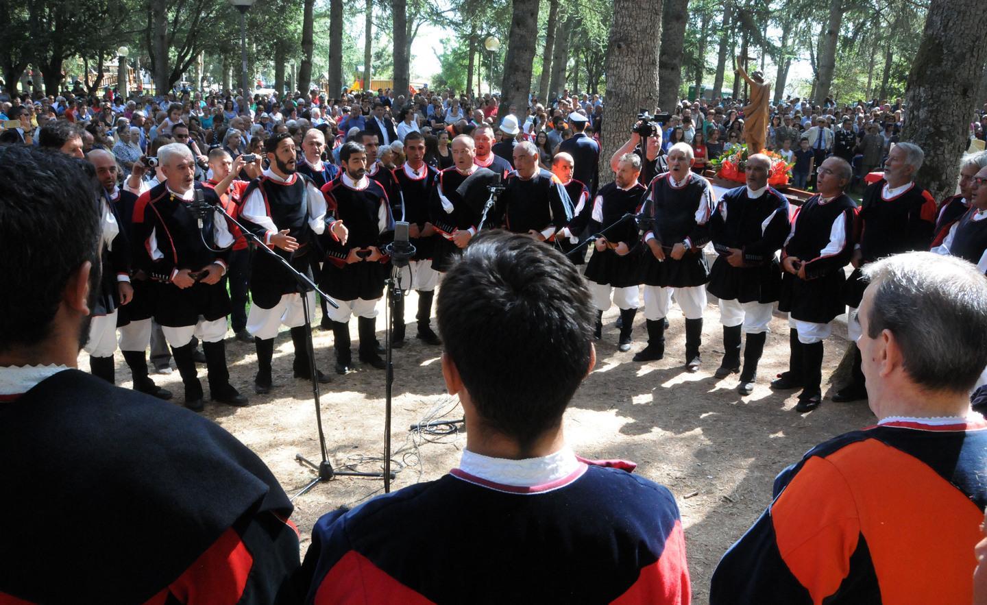 Migliaia in processione in cima al Monte 