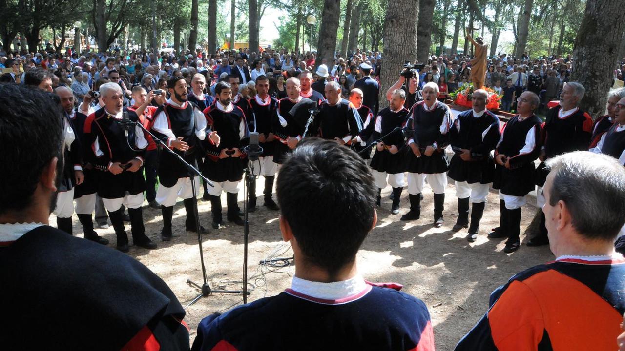 Migliaia in processione in cima al Monte