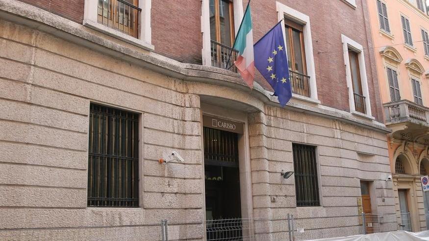 Modena, irruzione di un 35enne ala Carisbo: «Prestatemi 10mila euro altrimenti torno col coltello»