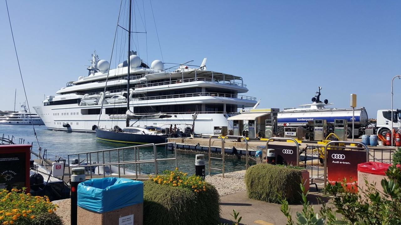 Lo yacht dell'emiro del Qatar a Porto Cervo: è lungo 124 metri