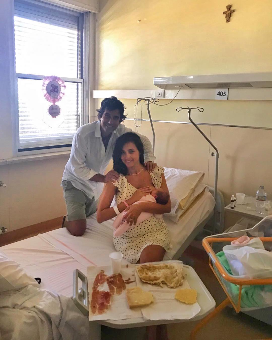 Caterina Balivo, il marito Guido Maria Brera e la piccola Cora appena nata all'ospedale di Grosseto (foto da Instagram)