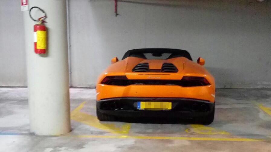 Lamborghini da 200mila euro nel parcheggio disabili a Porto Cervo