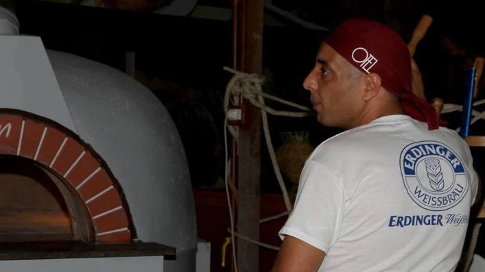 Le mance dei colleghi per il babbo morto sul bus davanti ai figli