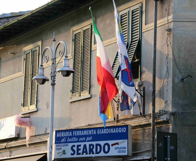 No alle bandiere fasciste davanti all’Agraria Seardo 