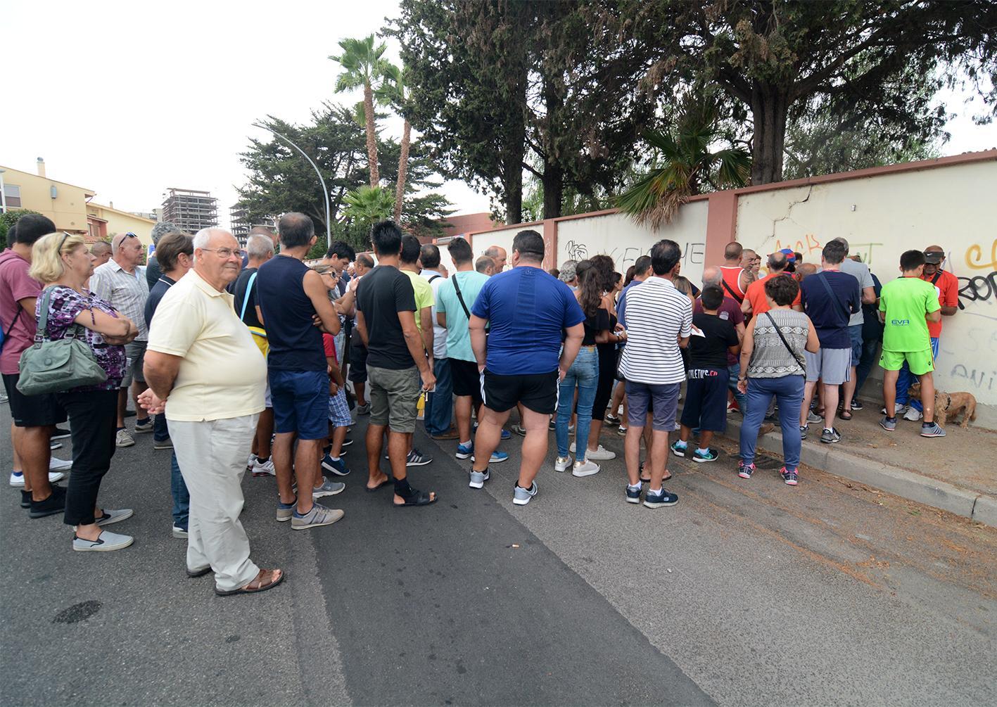Tifosi in fila per il rimborso del biglietto