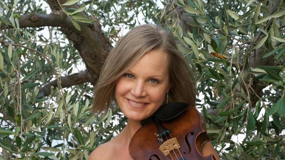 Debra Fast pronta ad incantare Nodica con il suo violino