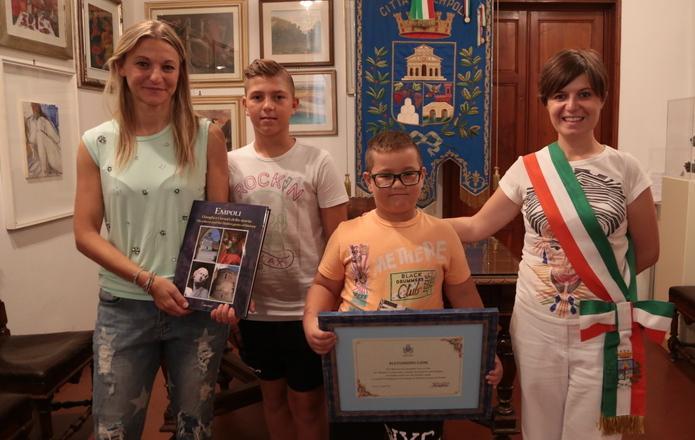 Da sinistra Erica, Niccolò, Alessandro e la sindaca Brenda Barnini