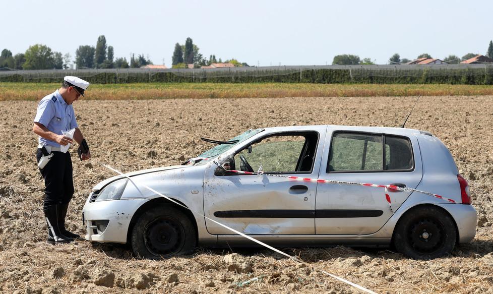 Perde il controllo dell’auto e va fuoristrada