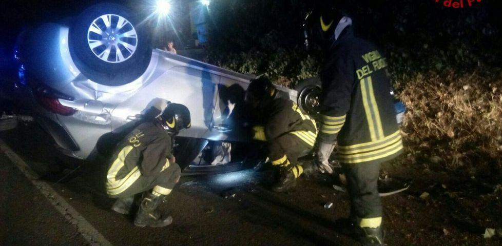 Uno scontro frontale auto ribaltate e sette giovani feriti 