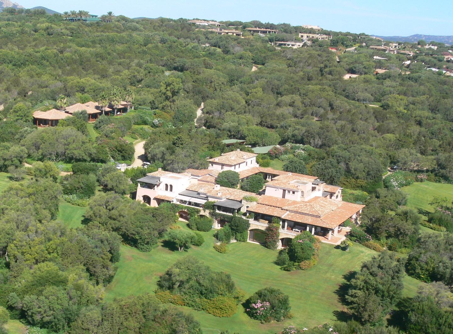 Silvio fa shopping costruisce una piscina e compra altre 2 ville 