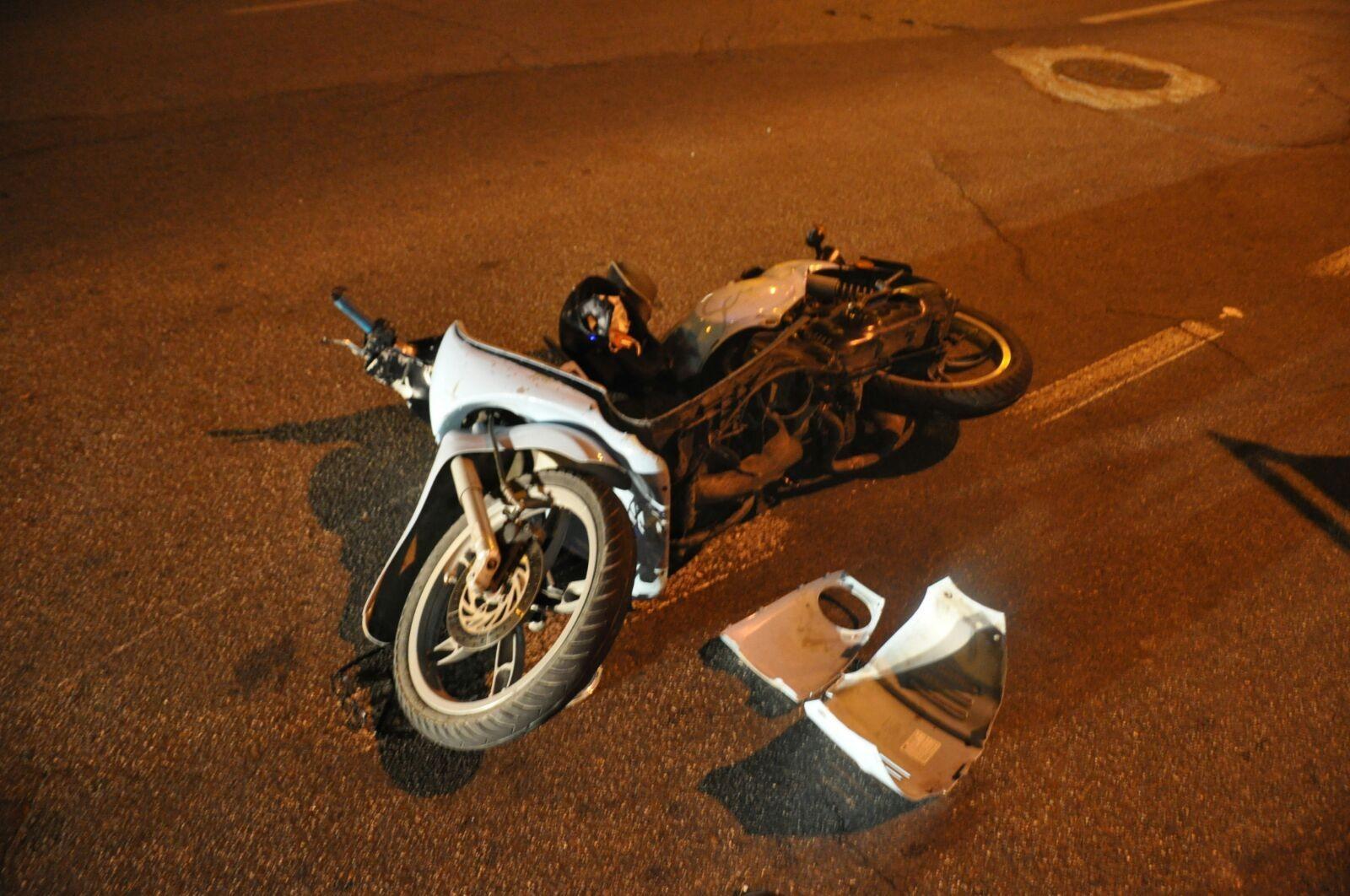 La moto a terra dopo l'incidente  avvenuto in viale Diaz (foto rosas)
