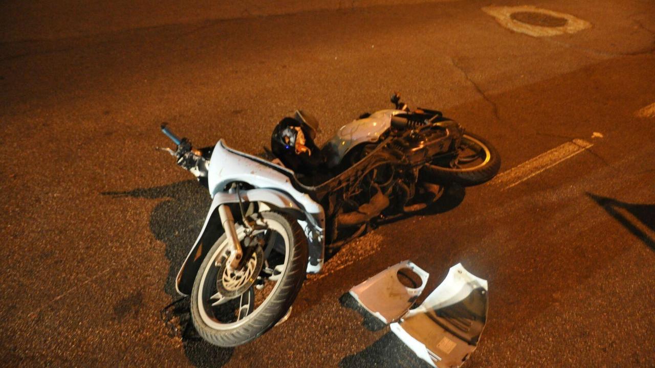 La moto a terra dopo l'incidente  avvenuto in viale Diaz (foto rosas)