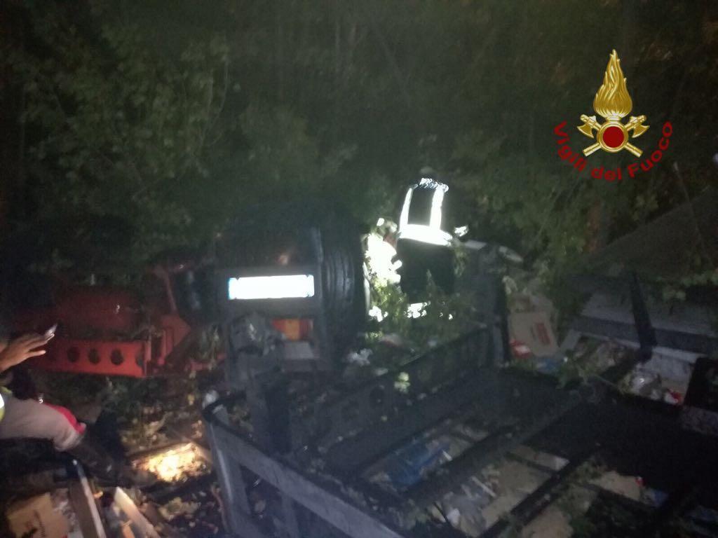 I vigili del fuoco estraggono il conducente dalle lamiere