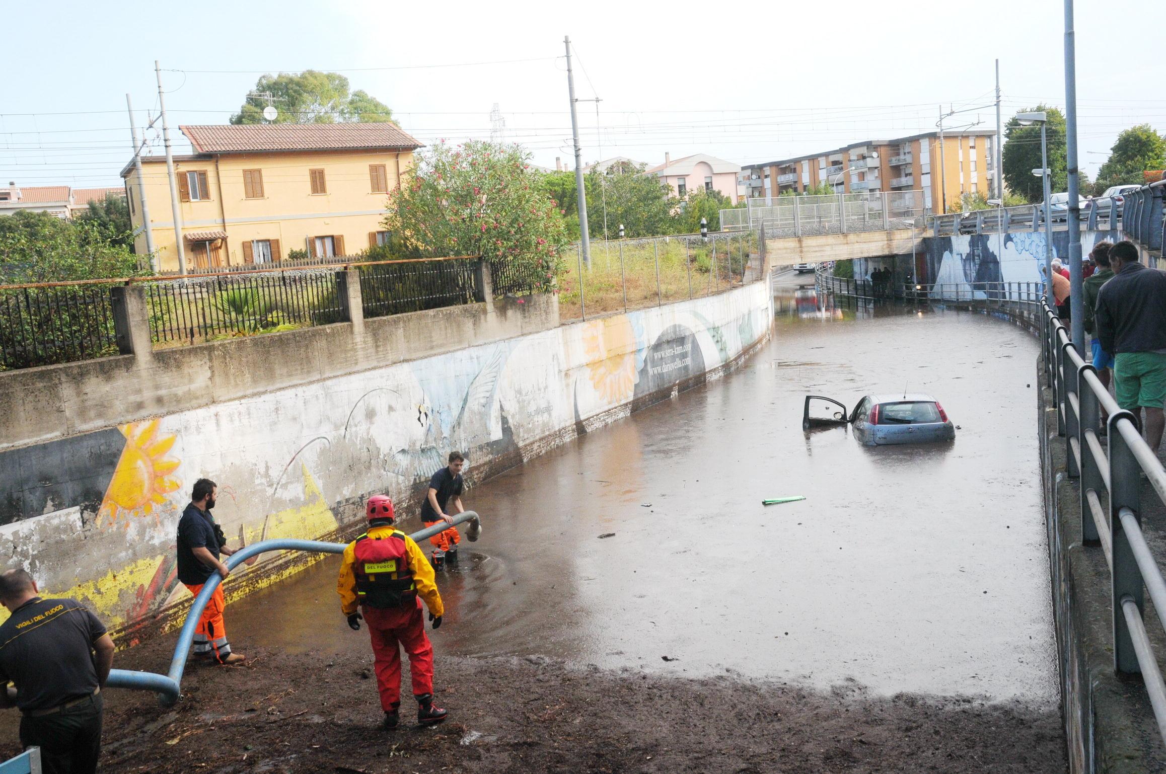 Le auto intrappolate nel sottopasso di via Massetana a Follonica (foto Giorgio)