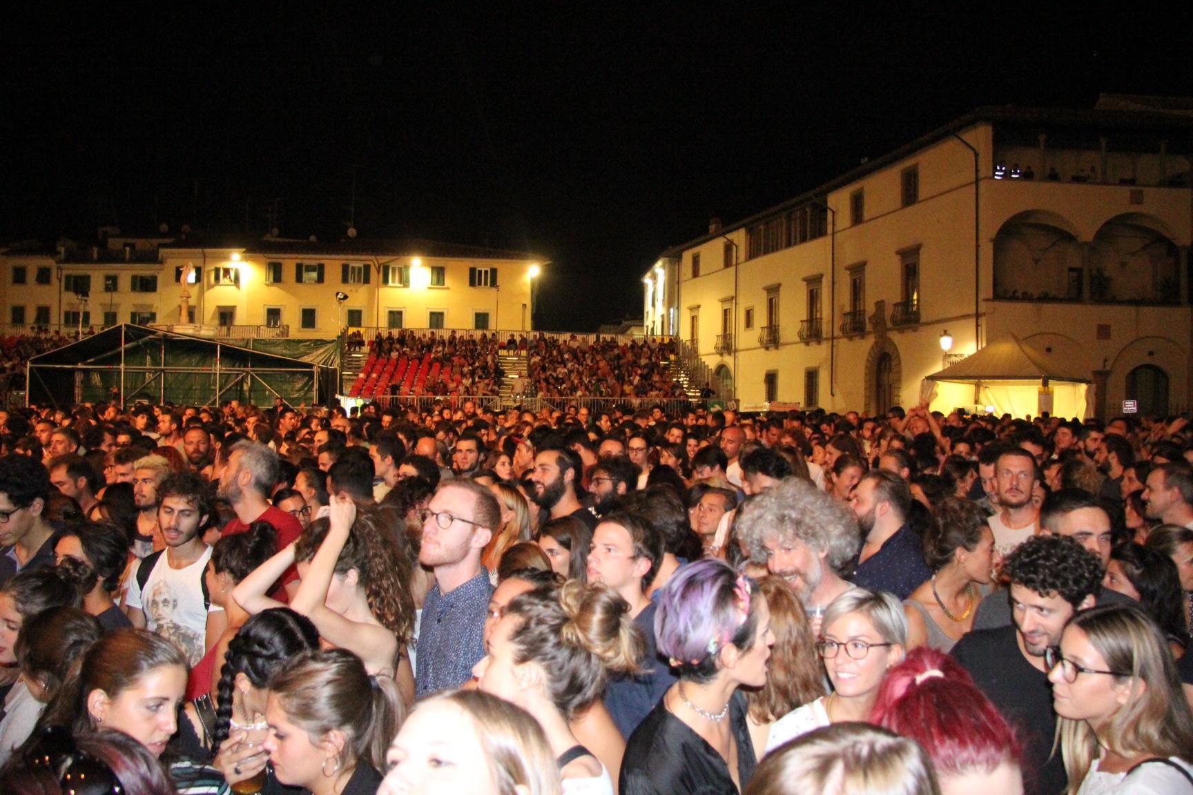 Il pubblico in piazza Duomo al concerto di Brunori Sas (foto Batavia)
