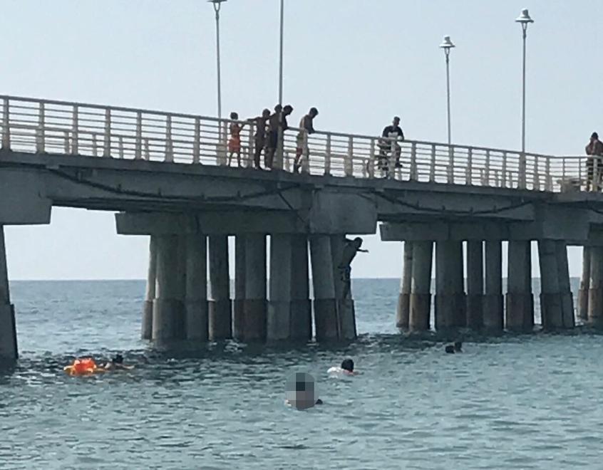 «Qualcuno fermi quei tuffatori sul pontile di Marina» 