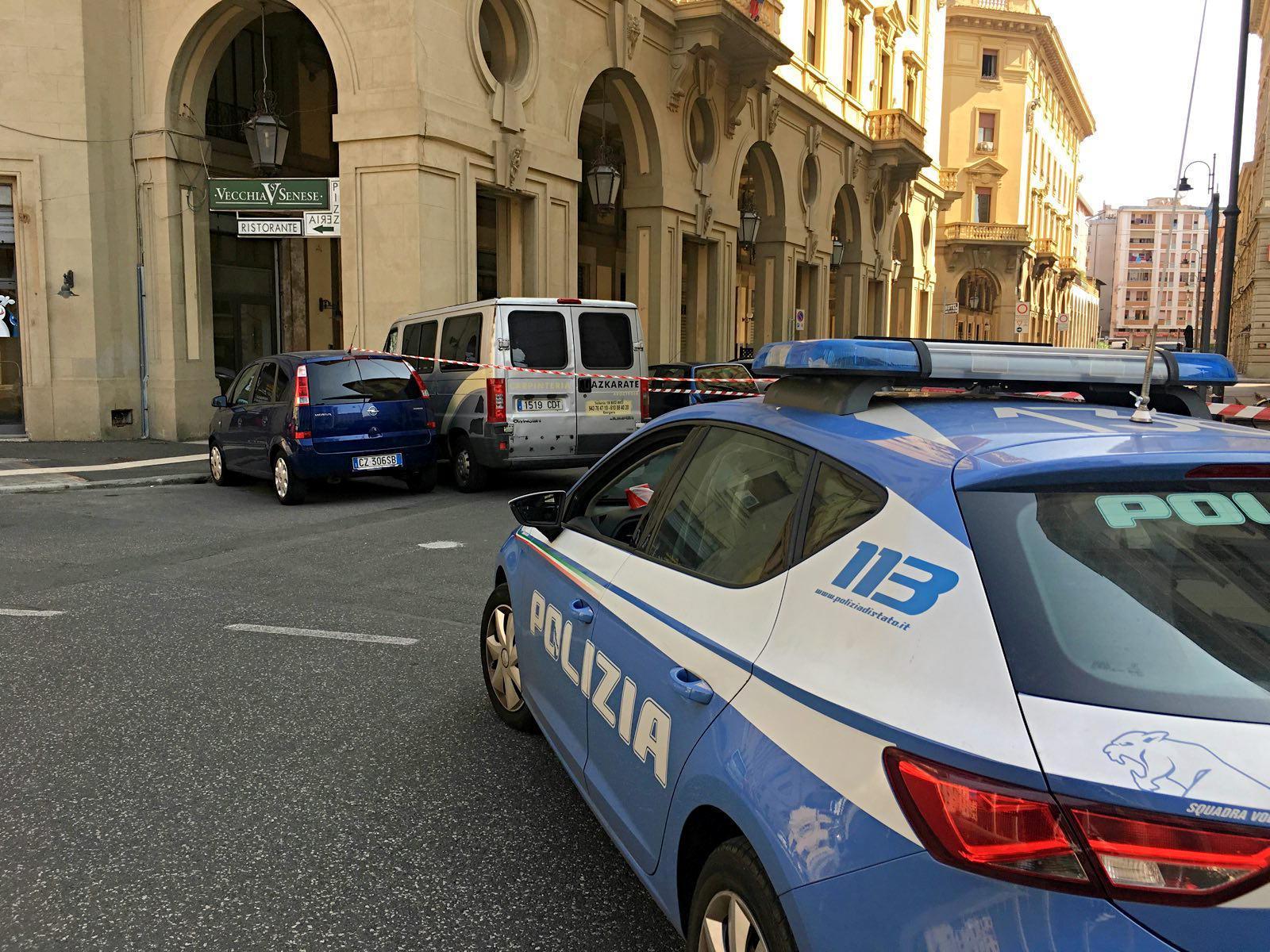 Rubavano sulle auto parcheggiate in via Gramsci: arrestati due marocchini