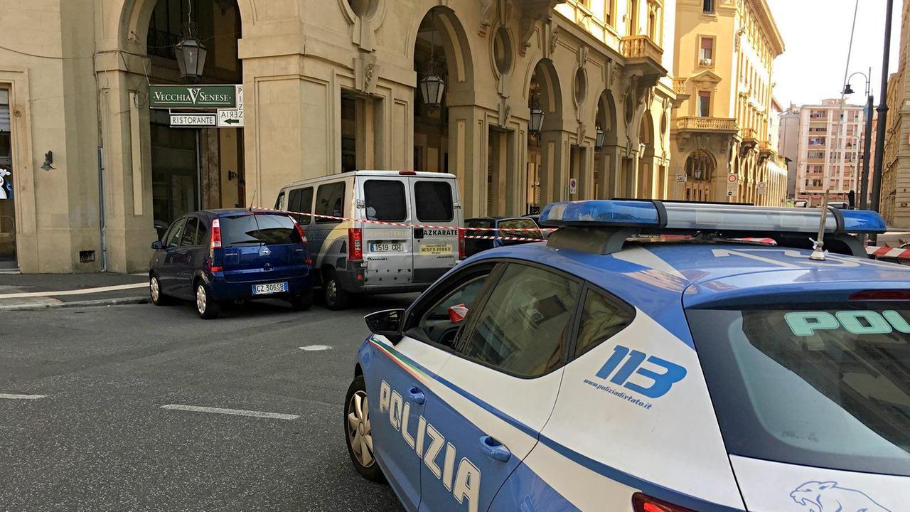 Rubavano sulle auto parcheggiate in via Gramsci: arrestati due marocchini