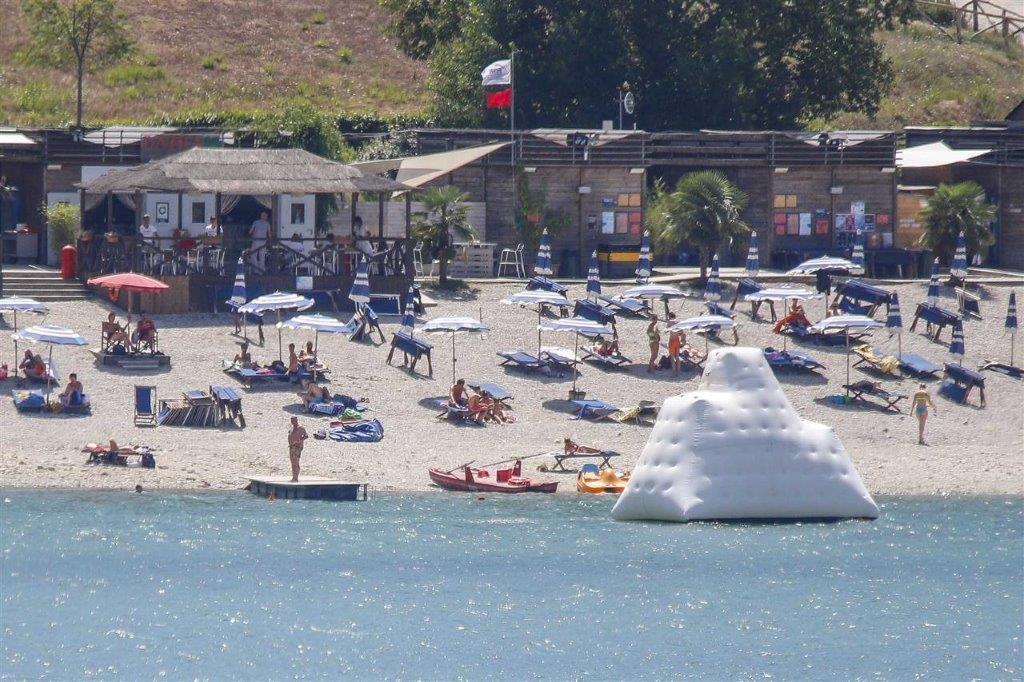 La spiaggia del Bilancino dove si trova il locale Bahia