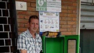 Michele Fabozzi (comitato dei Passi) indica il posto dove è stato rubato il defibrillatore