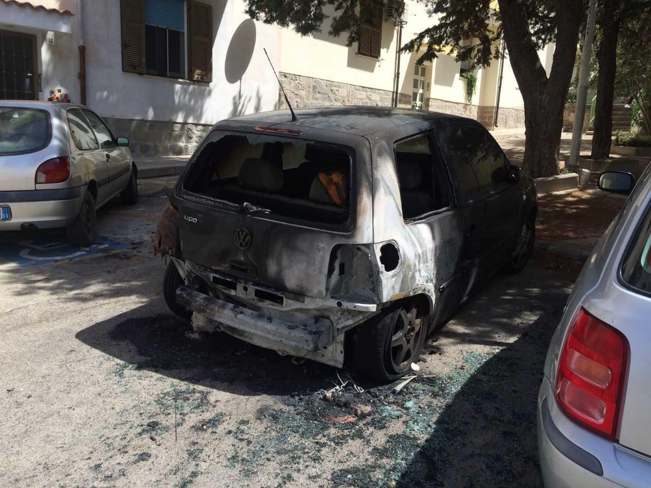 Una delle ultime macchine bruciate in via Ploaghe (foto Mauro Chessa)