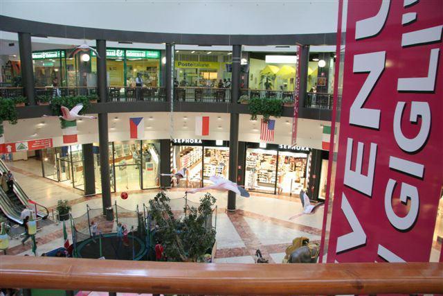 L'interno del Centro commerciale i Gigli