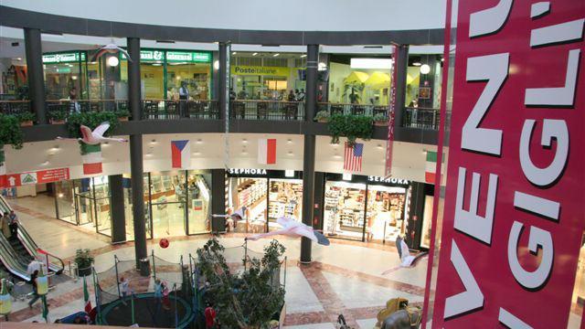 L'interno del Centro commerciale i Gigli