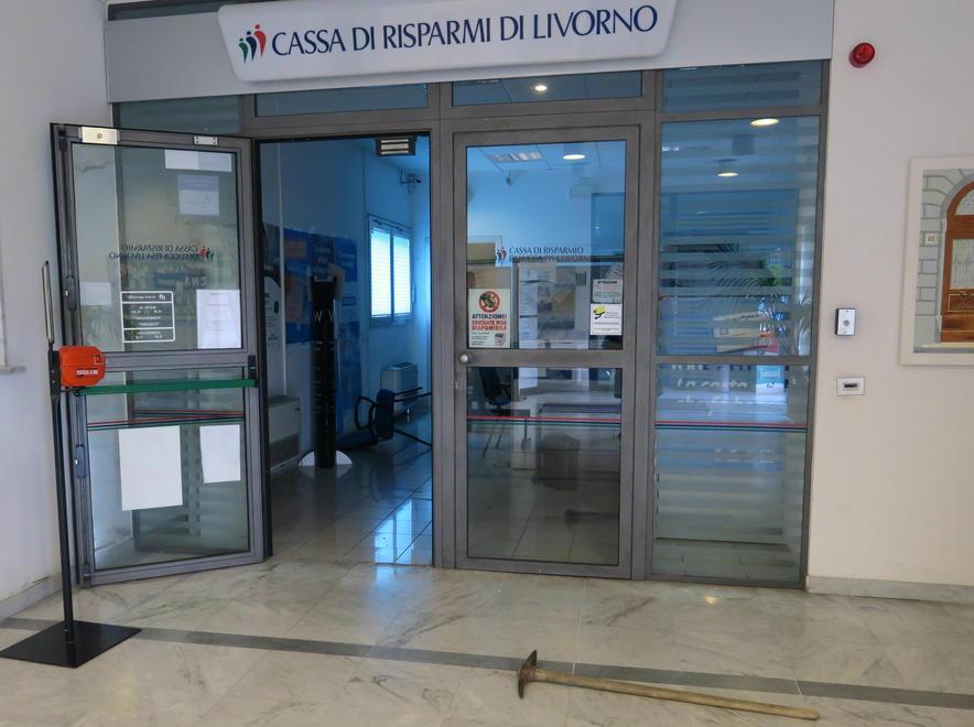 Armati di piccone svaligiano il bancomat: rubati 5mila euro  