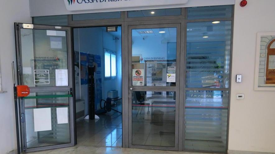 Armati di piccone svaligiano il bancomat: rubati 5mila euro
