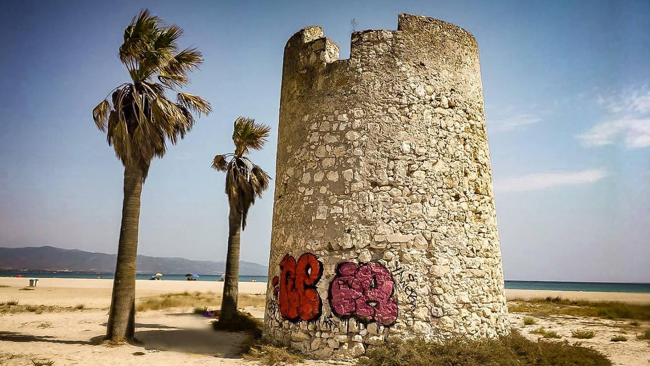La foto della torre spagnola pubblicata da Massimo Zedda