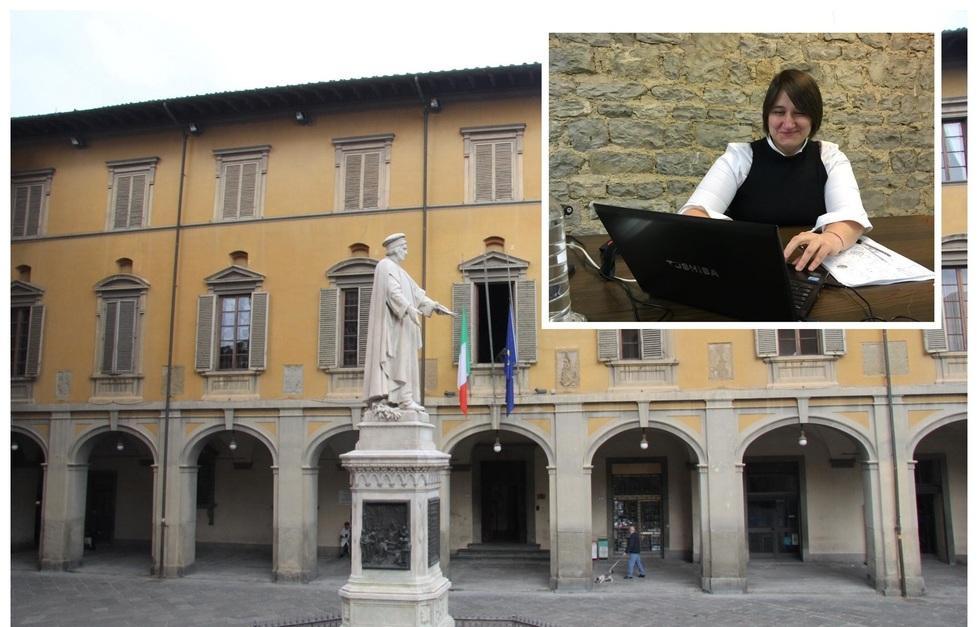 Il palazzo comunale e l'assessore al personale Benedetta Squittieri
